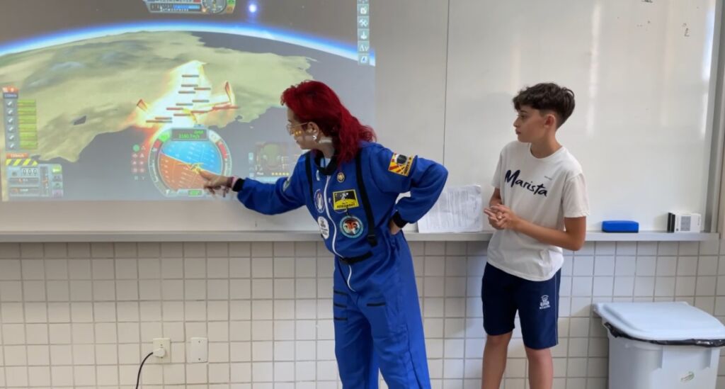 Professora Thaiza incluiu o jogo Kerbal Space na área Ciências da Natureza. (Foto: Ananda Leonel)