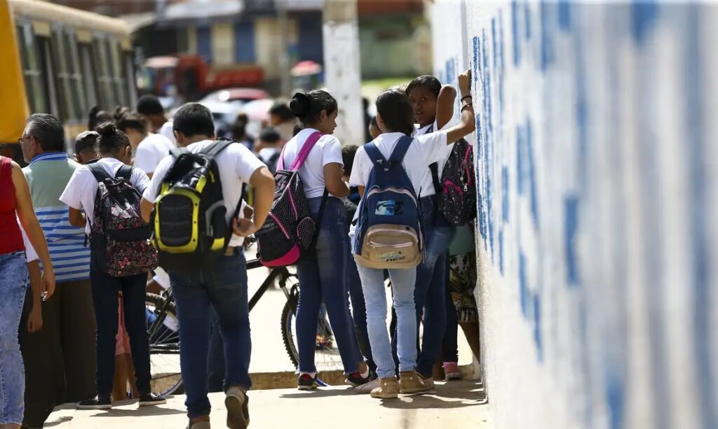 técnicos e administrativos projeto piso educação básica escola