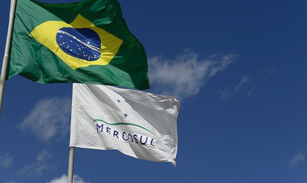 Bandeiras do Brasil e do Mercosul (Foto: Marcos Oliveira/Agência Senado)