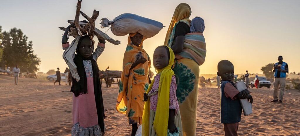 Refugiados sudaneses recém-chegados à cidade fronteiriça de Adre, no leste do Chade (Foto: Acnur/Andrew McConnell)
